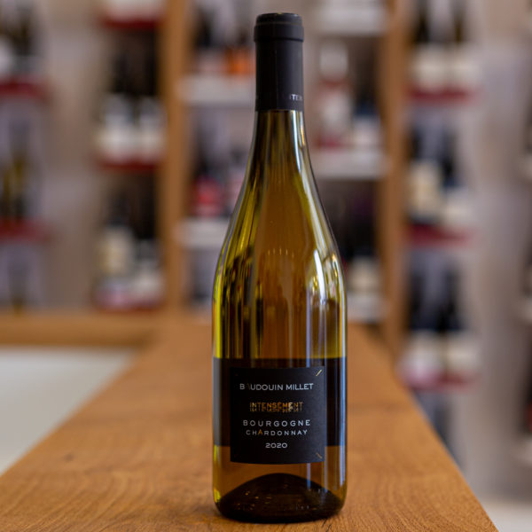 Vin blanc en agriculture raisonnée de Bourgogne Chablis produit par le Domaine Millet. Ce vin est élaboré par un de nous, vignerons indépendants, distribués en circuit court, strictement sans intermédiaires.